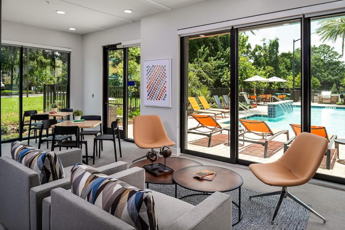 Luxe One Bedroom Apartment With Balcony Gainesville Luaran gambar