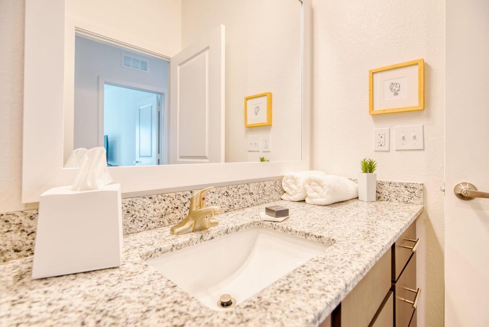 Luxe One Bedroom Apartment With Balcony Gainesville Luaran gambar
